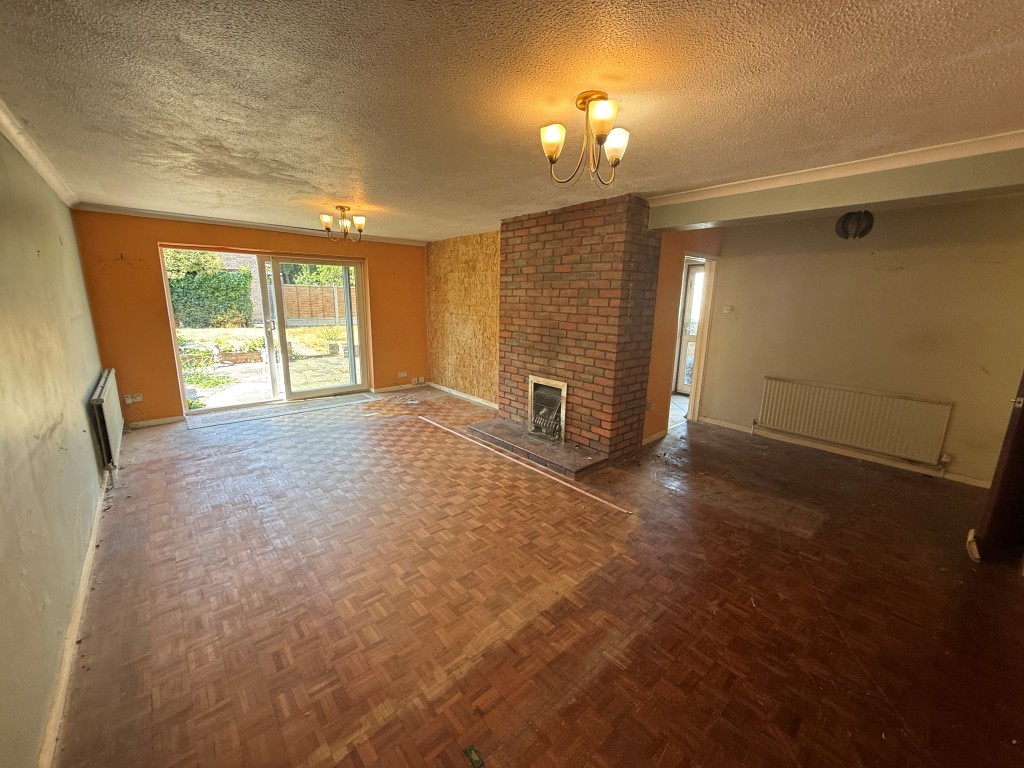 Lot: 171 - DETACHED HOUSE AND ASSOCIATED LAND WITH POTENTIAL - Living dining room